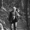Portrait d’Alan B. Stone lors d’une promenade en forêt.