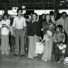 Une famille vietnamienne arrive à l’aéroport de Mirabel.