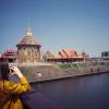 Femme photographiant le pavillon de la Thaïlande et le Kaléidoscope