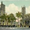 Carte postale montrant la place d'armes et l'église Notre-Dame