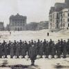 Photographie dune longue file d’hommes formant le régiment, sur le Champ-de-Mars.