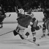 Le numéro 12 du Canadiens de Montréal, Yvan Cournoyer, faisant une descente en vol plané lors d’une partie contre les Islanders de New York le 25 janvier 1973.