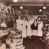 L’une des rares images de l’intérieur du premier magasin Steinberg avec, derrière la caisse à gauche, Ida Steinberg.