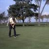 Photographie couleur de deux hommes jouant au golf.