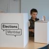 Jeune qui dépose un vote dans une boite de scrutin Élection Montréal 