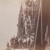 Les hommes qui ont travaillé à la construction du pont posent devant et sur la structure métallique du pont.