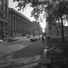 Photo noir et blanc montrant la rue Notre-Dame et l’édifice Ernest-Cormier