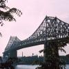 Photographie couleur du pont avec vue sur Montréal