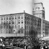 Des employés de la manufacture Macdonald Tobacco pose devant l'édifice en 1877