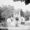 Photographie de l'entrée du cimetière Mont-Royal vers 1890.