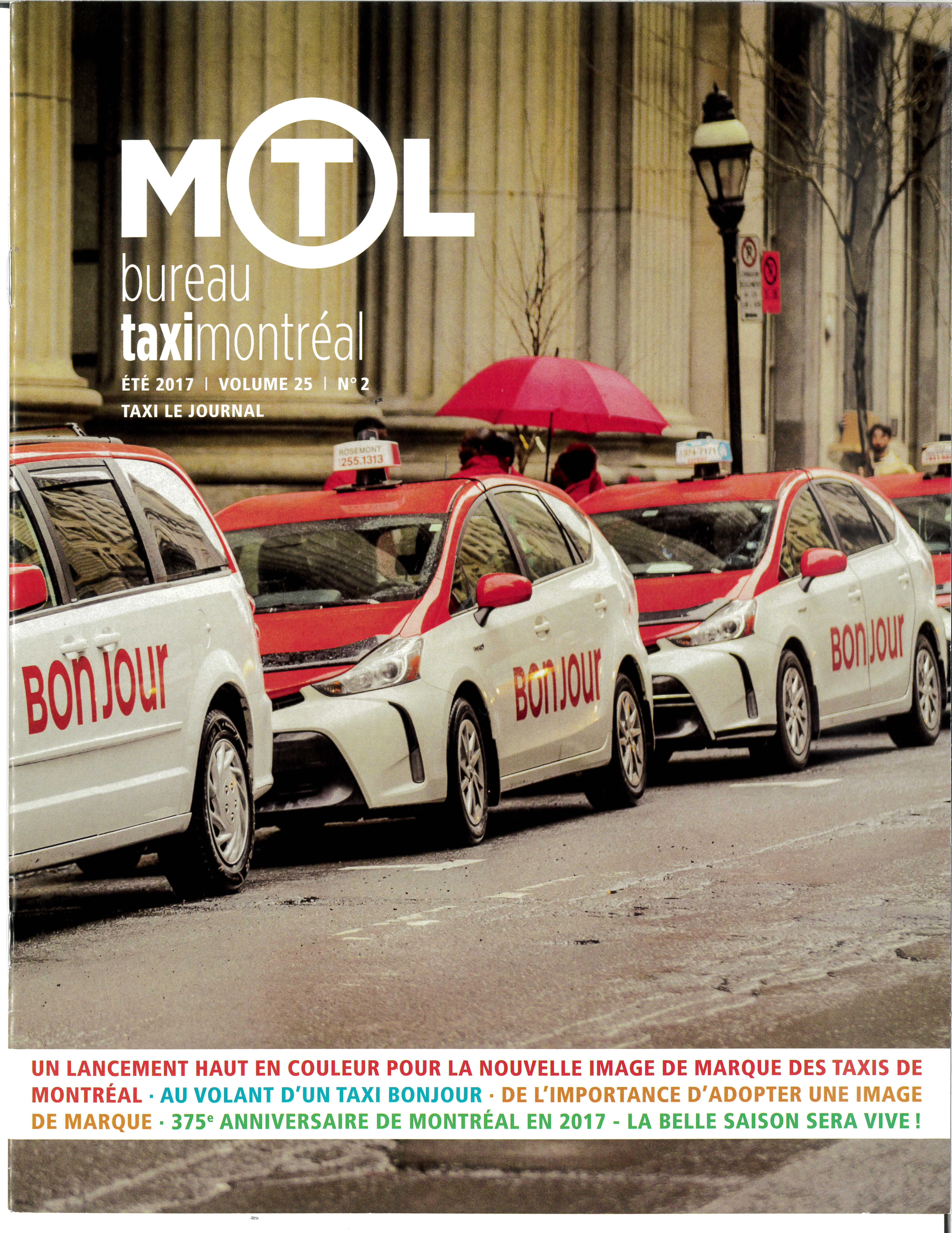 Page couverture du bulletin du Bureau du taxi de l’été 2017 montrant des voitures de taxi portant l’image de marque Bonjour stationnées devant un imposant édifice avec colonnade.