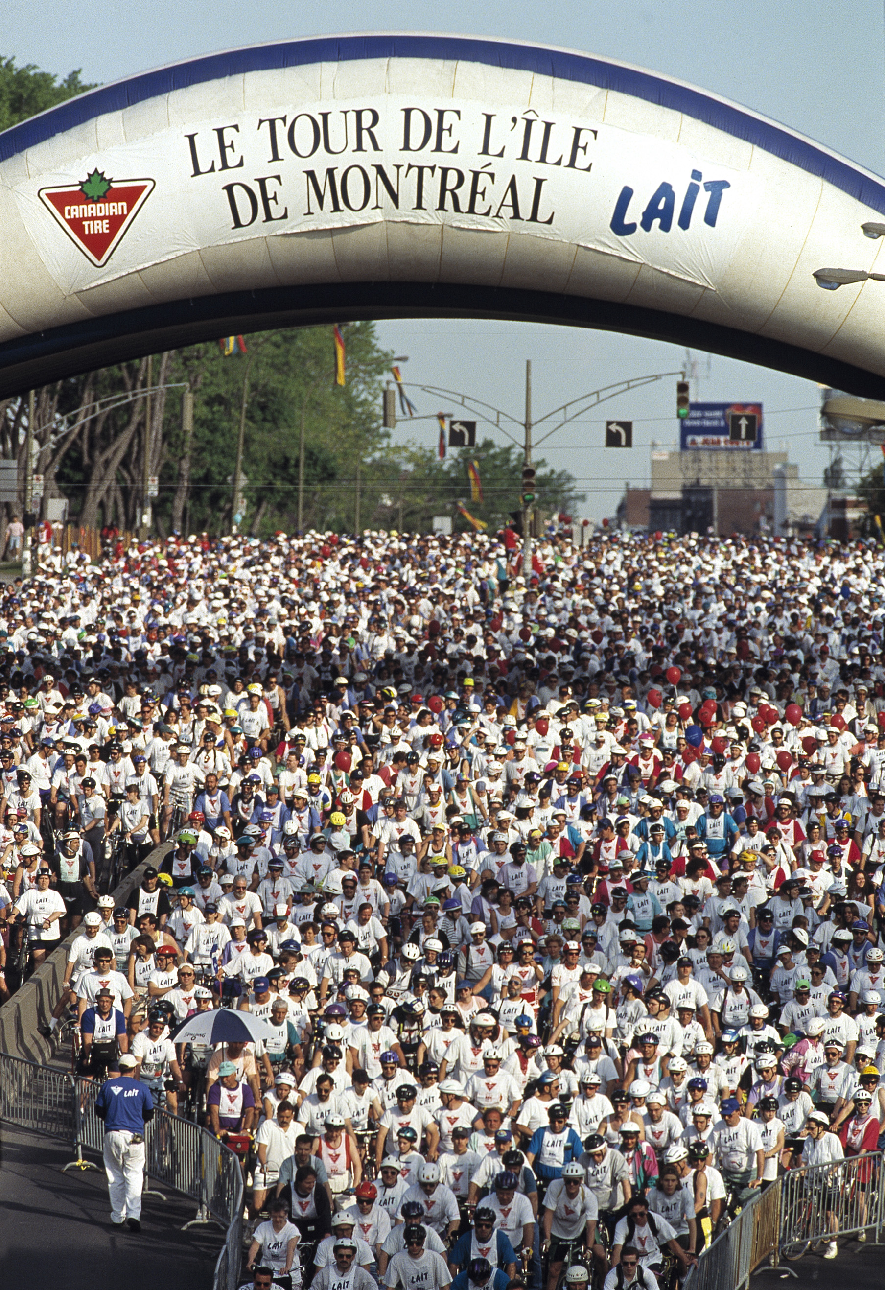 Cyclistes attendant le départ du Tour de l’Île en 1994