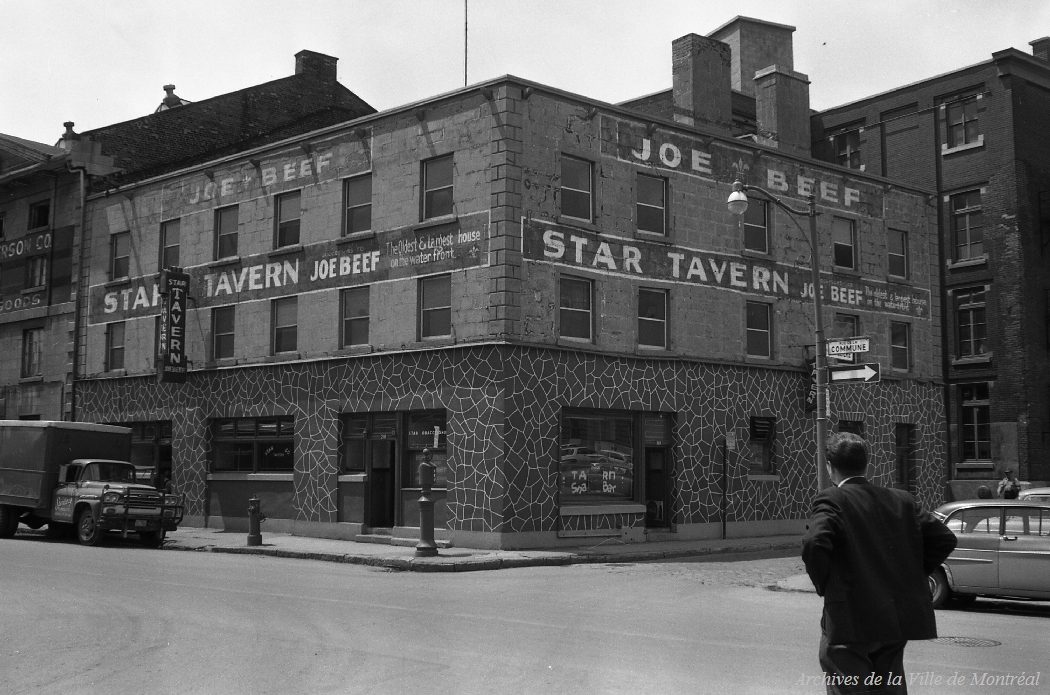 La Star Tavern, autrefois la taverne Joe Beef au XIXe siècle, sur la rue de la Commune en 1964.