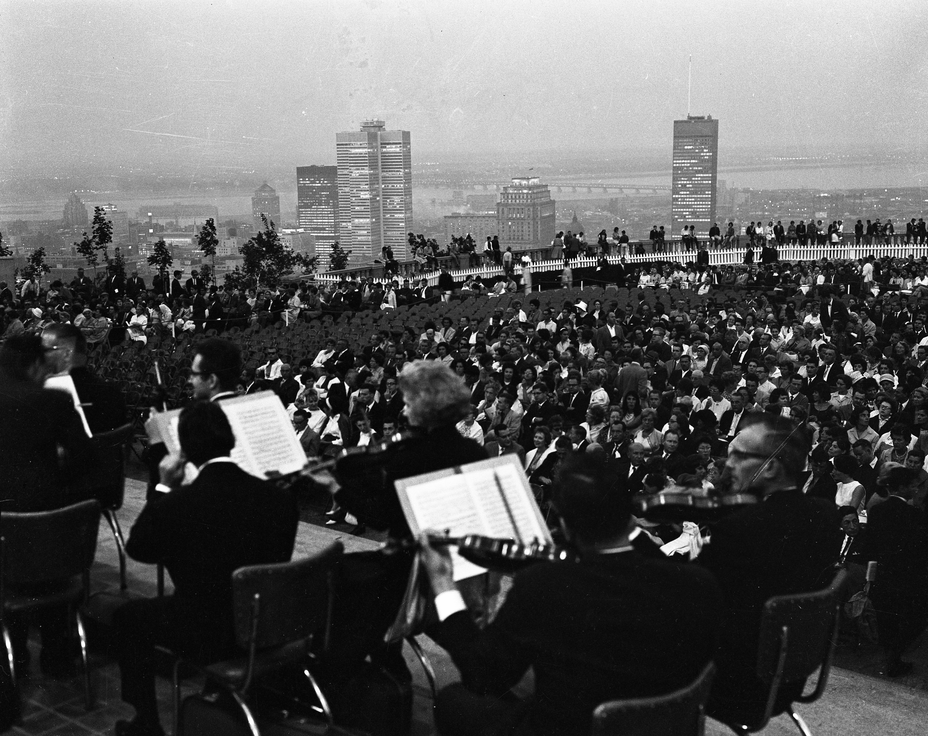 Musiciens et foule lors d'un concert sur le belvédère du mont Royal.