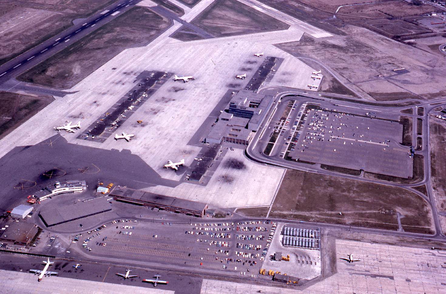 Vue aérienne de l’aéroport. Le premier terminal est visible en bas à gauche.