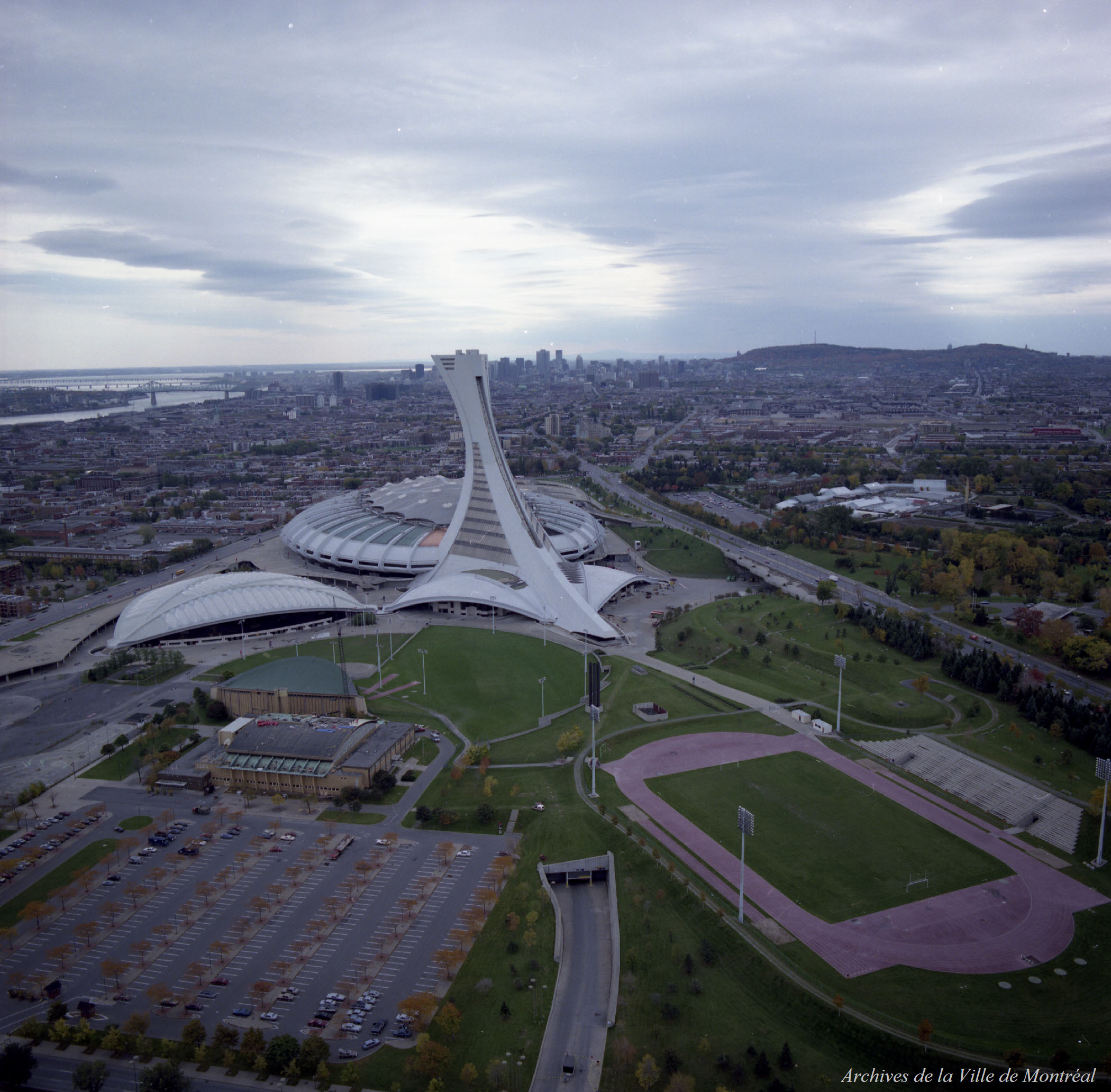 Vue aérienne du Parc olympique en 1987.