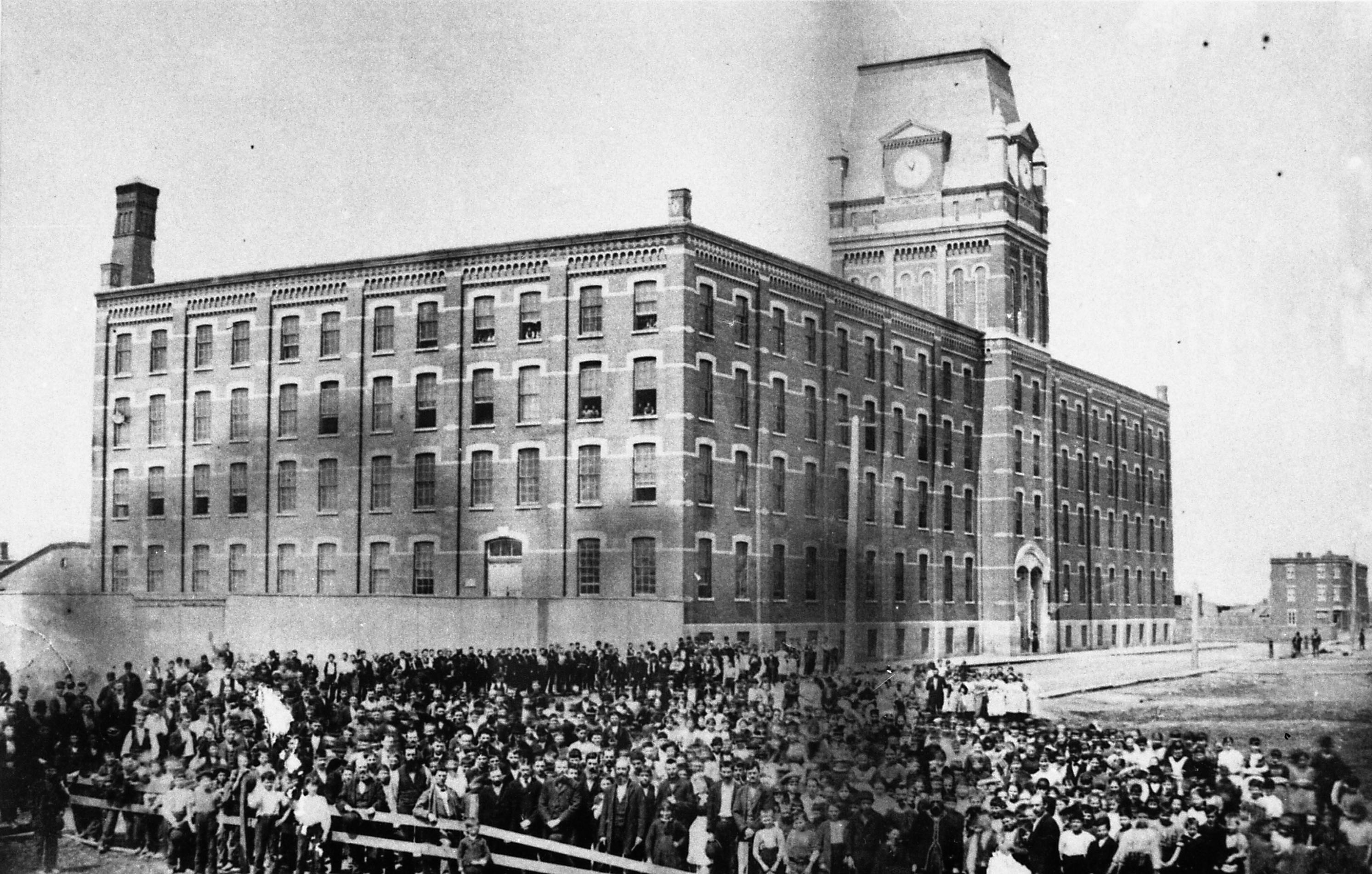 Des employés de la manufacture Macdonald Tobacco pose devant l'édifice en 1877