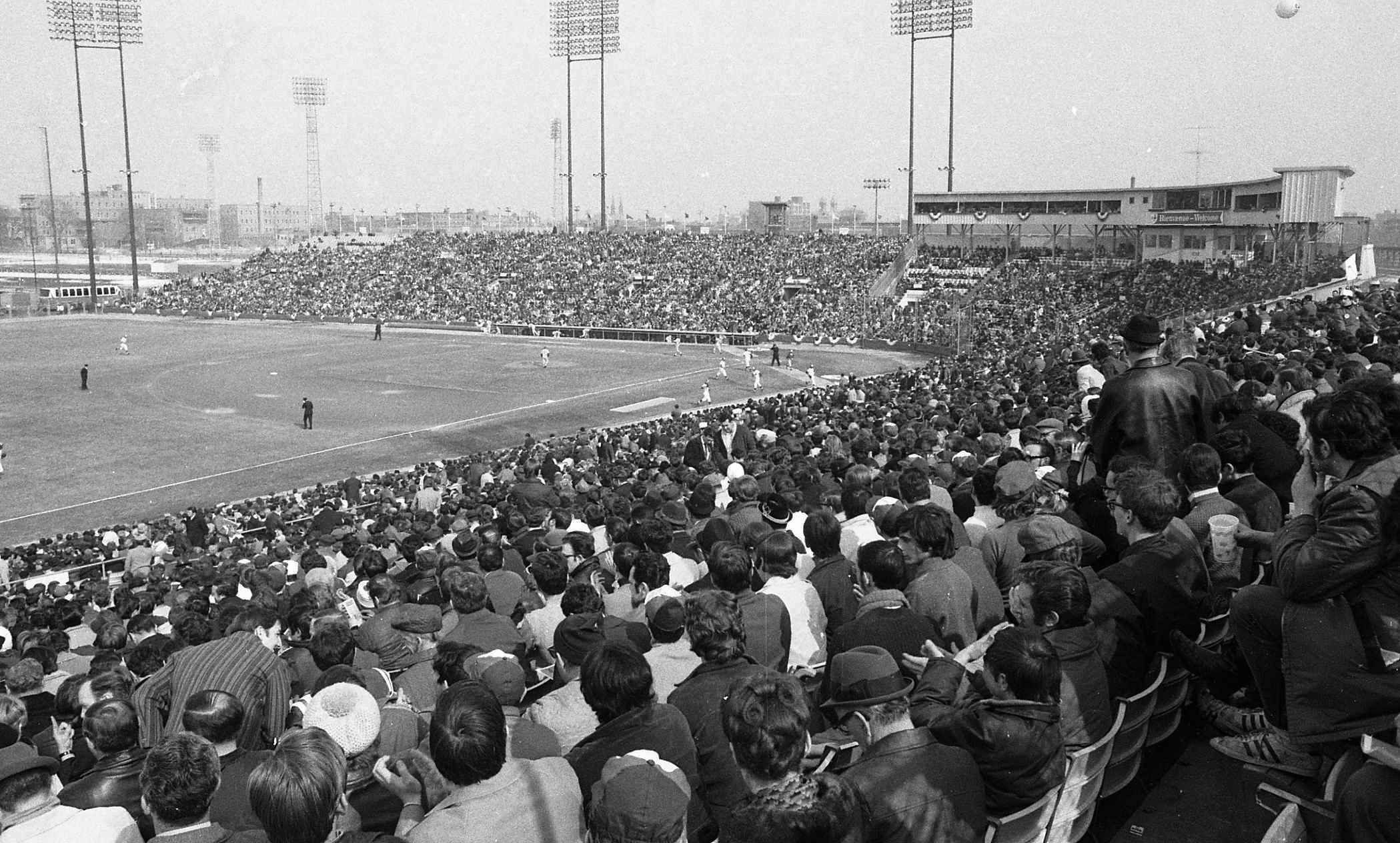 Photographie du stade et de la foule assistant à un match de baseball.