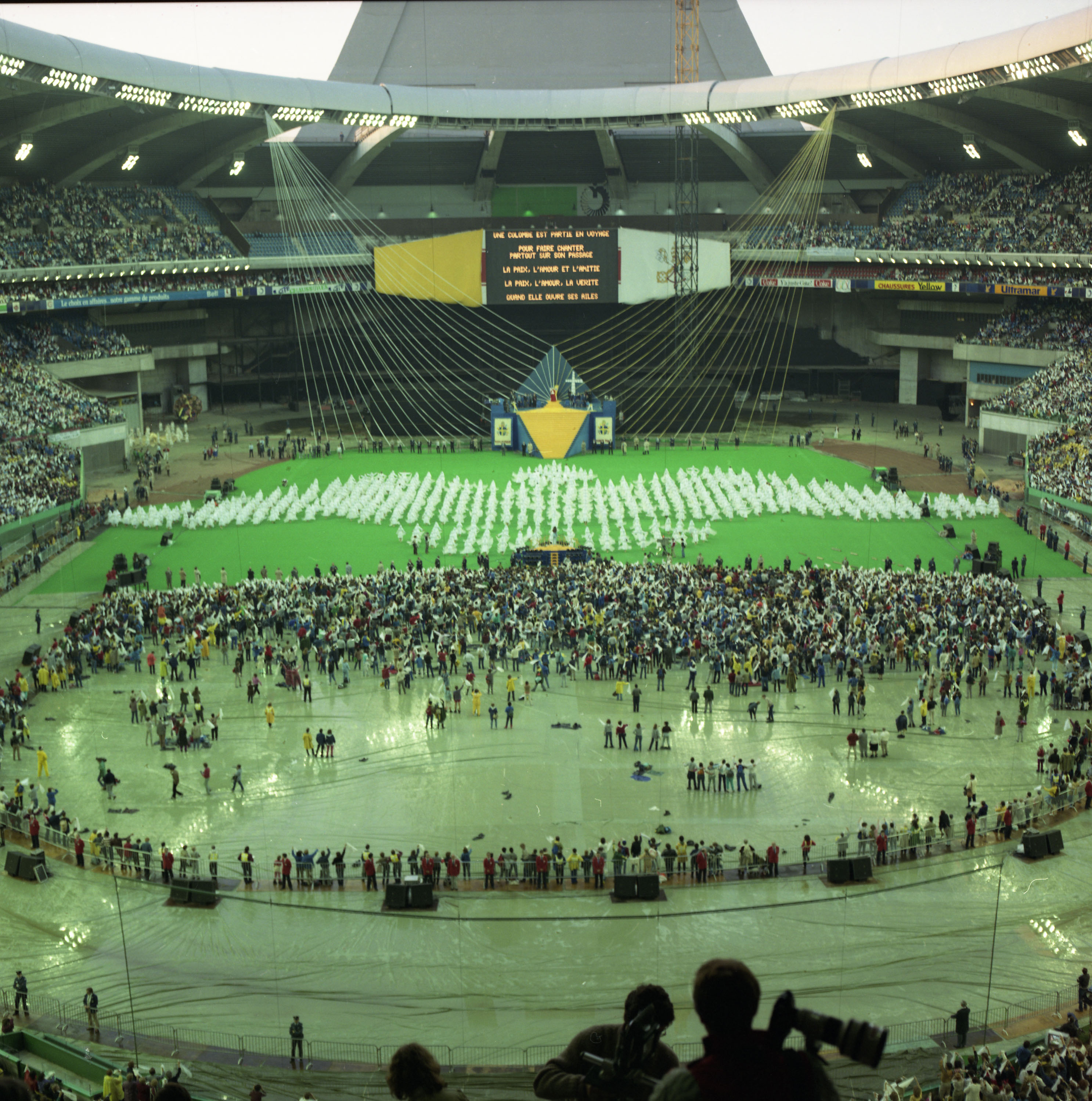 Cérémonie au Stade olympique lors de la venue du pape.