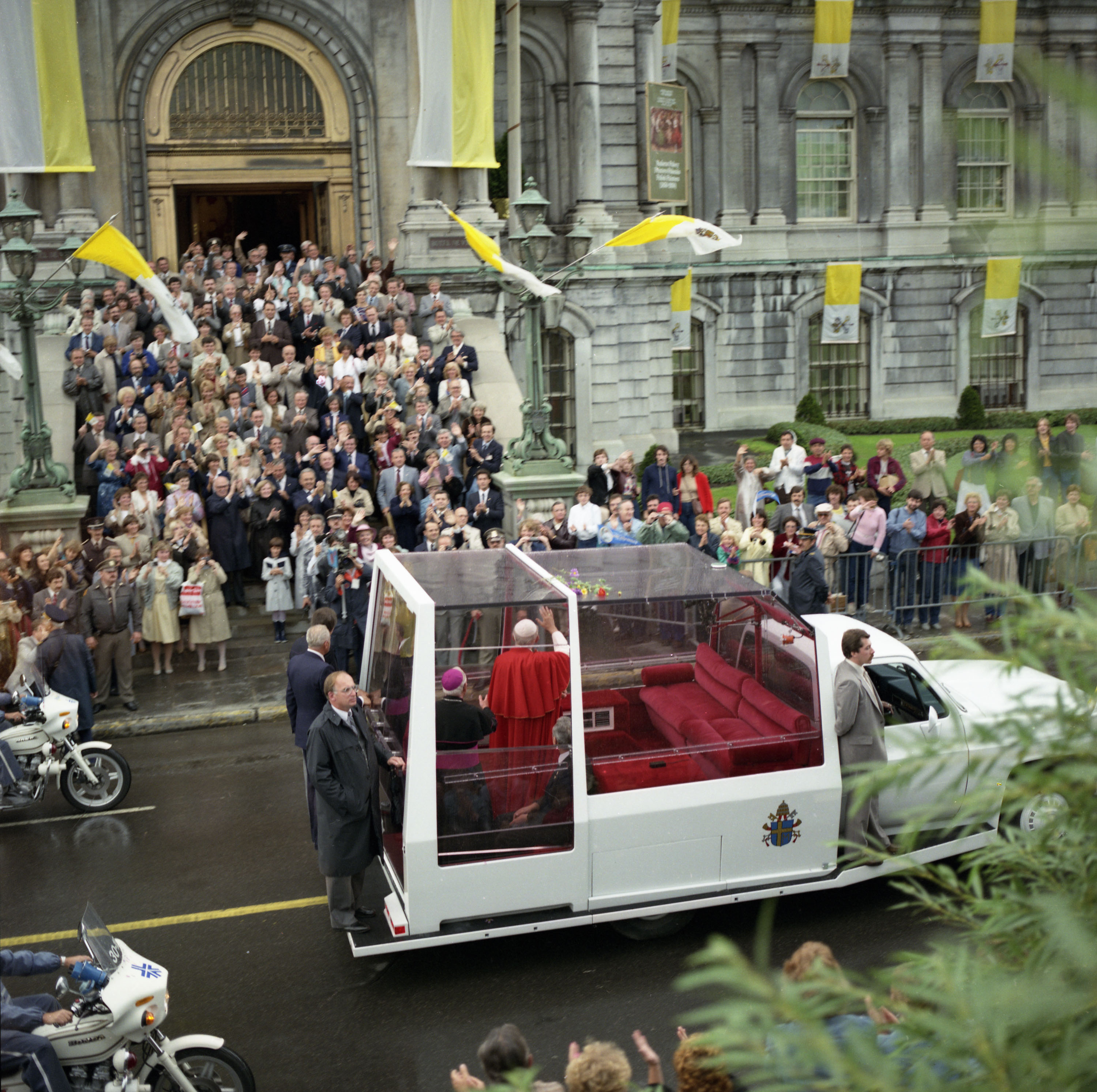Le pape salue la foule de sa papamobile rue Notre-Dame, face à l'hôtel de ville