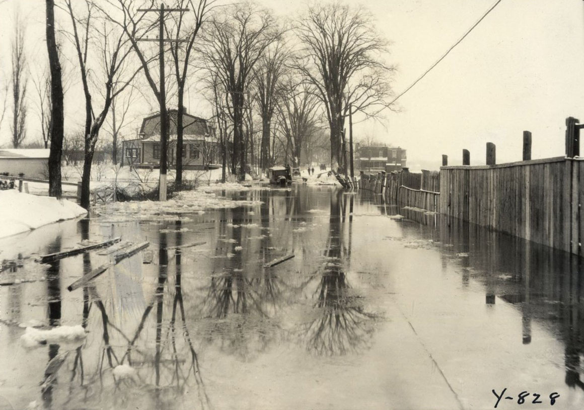 Cette photographie d’Harry Sutcliffe montre l’inondation du 12 décembre 1932 sur le boulevard des Prairies (vers l’est) à Laval-des-Rapides.