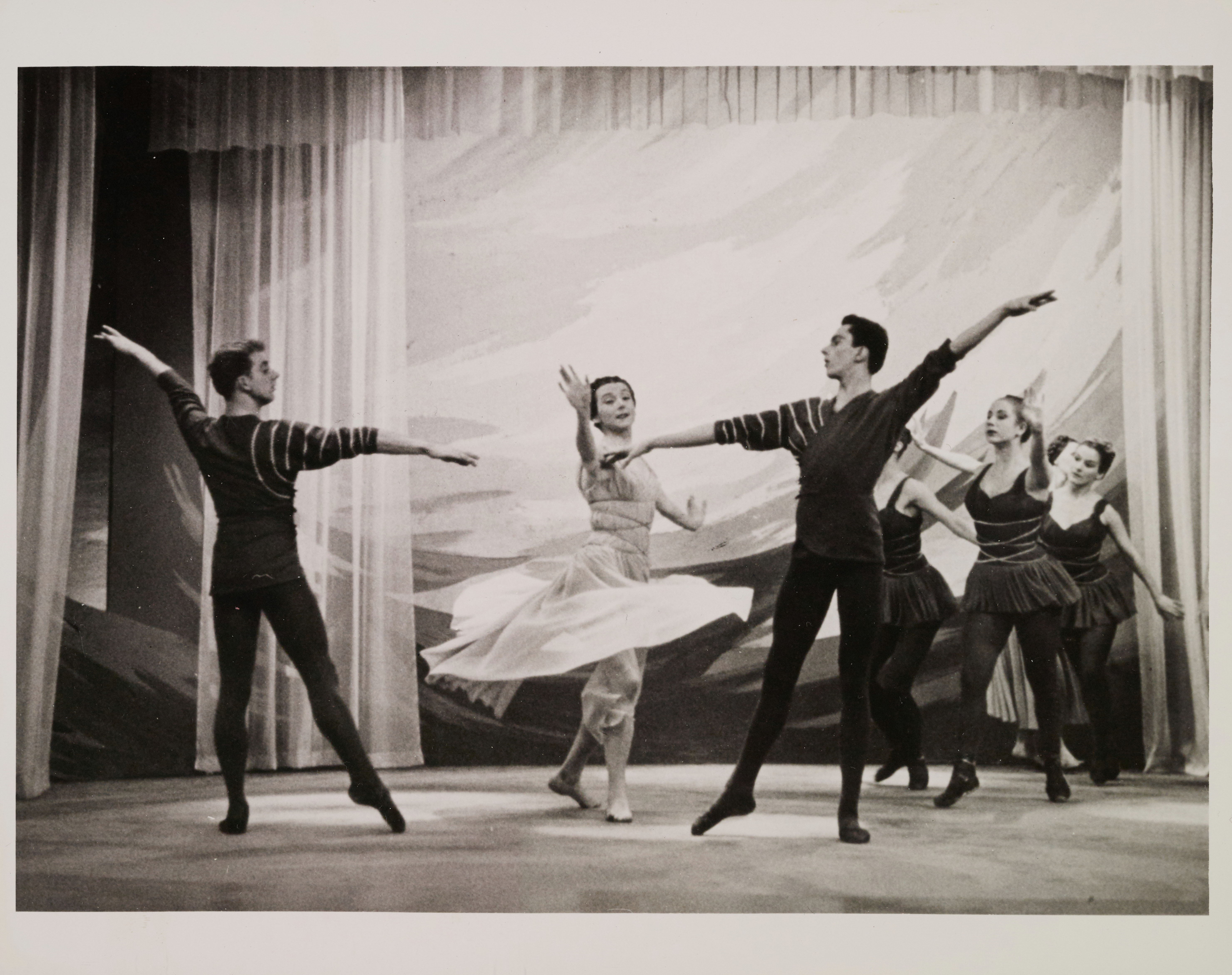 Danseurs sur scène. De gauche à droite: Roger Rochon, Ludmilla Chiriaeff, Brydon Paige.