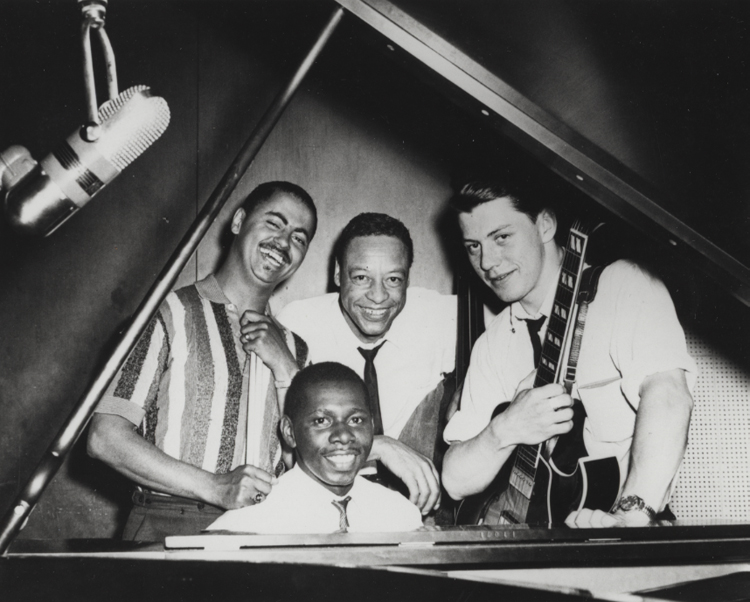 Oliver Jones au piano entouré de ses musiciens