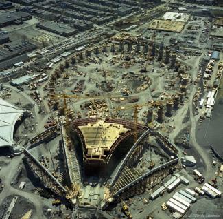 Photographie aérienne du stade en chantier, On voit la base du stade et du vélodrome.