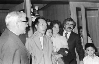 Jacques Couture (droite), ministre de l’immigration sous René Lévesque, en compagnie d’une famille vietnamienne parrainée.