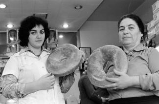 Deux femmes tenant de grandes pâtisseries