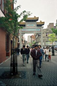 Scène de rue dans le Quartier chinois avec les nouvelles arches.