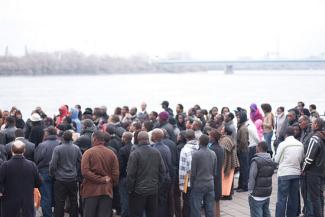 Foule devant le fleuve lors de la marche commémorative en 2010