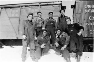 Groupe d’immigrants açoriens travaillant pour les chemins de fer au Québec à la fin des années 1950.