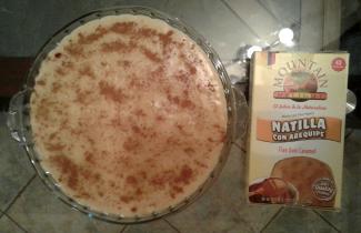 Photo couleur montrant un plat contenant de la natilla et une boîte de préparation.