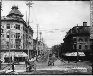 La rue Saint-Laurent à l'angle de la rue Craig.
