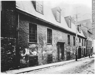 Photo noir et blanc montrant une maison sur la rue Saint-Jean-Baptiste