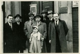 Sept hommes et un enfant à l’extérieur du 4848 boul. Saint-Laurent.
