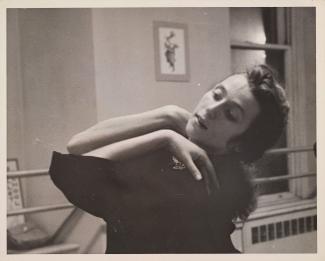 Gros plan sur Ludmilla Chririaeff en train de danser.