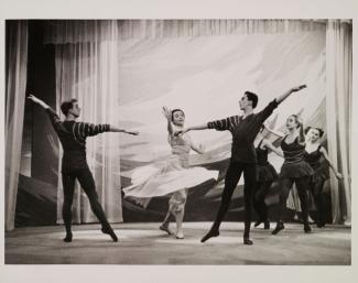 Danseurs sur scène. De gauche à droite: Roger Rochon, Ludmilla Chiriaeff, Brydon Paige.