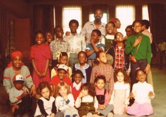 Groupe d'enfants et deux adultes prennent la pose