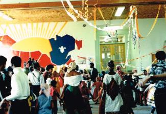 Groupe de personnes, hommes, femmes et enfants, dansant dans une grande salle