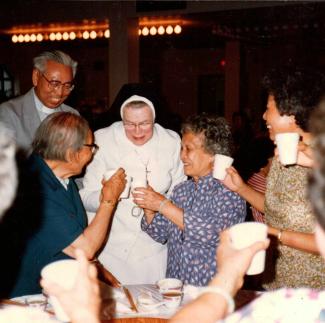 Le père Thomas Tou en compagnie d'une religieuse et de membres de la communauté chinoise