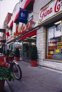 Devanture de l'épicerie Milano sur le boulevard Saint-Laurent.