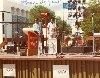 Trois musiciens sur une scène extérieure à Expo 67 en été