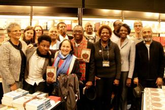 Joséphine Bacon, écrivaine autochtone, avec des écrivains haïtiens au Salon du Livre de Montréal.