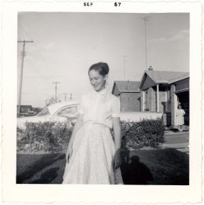 Photo noir et blanc d'une jeune fille devant la maison familiale