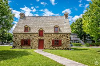 Photo couleur montrant la Maison Nivard-De Saint-Dizier.