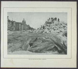 Photographie d'un monticule de glace en embâcle le long d'une rue, surmonté de personnes.