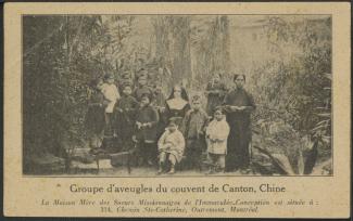 Groupe de religieuses et d'enfants aveugles à Canton.