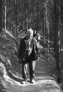 Portrait d’Alan B. Stone lors d’une promenade en forêt.